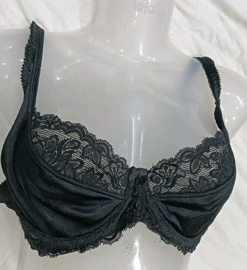 ⭐ Elegant Black Lace Trimmed Bra