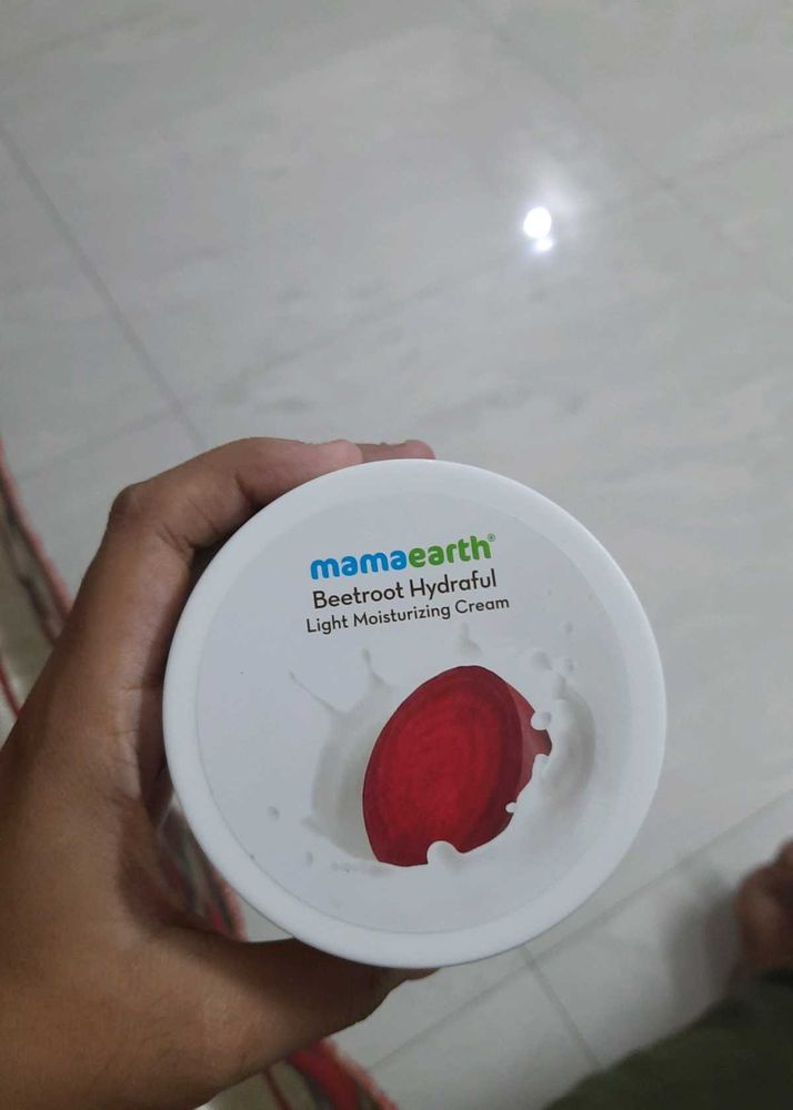 Mamaearth Beetroot Hydraful Light Moisturizing Cre