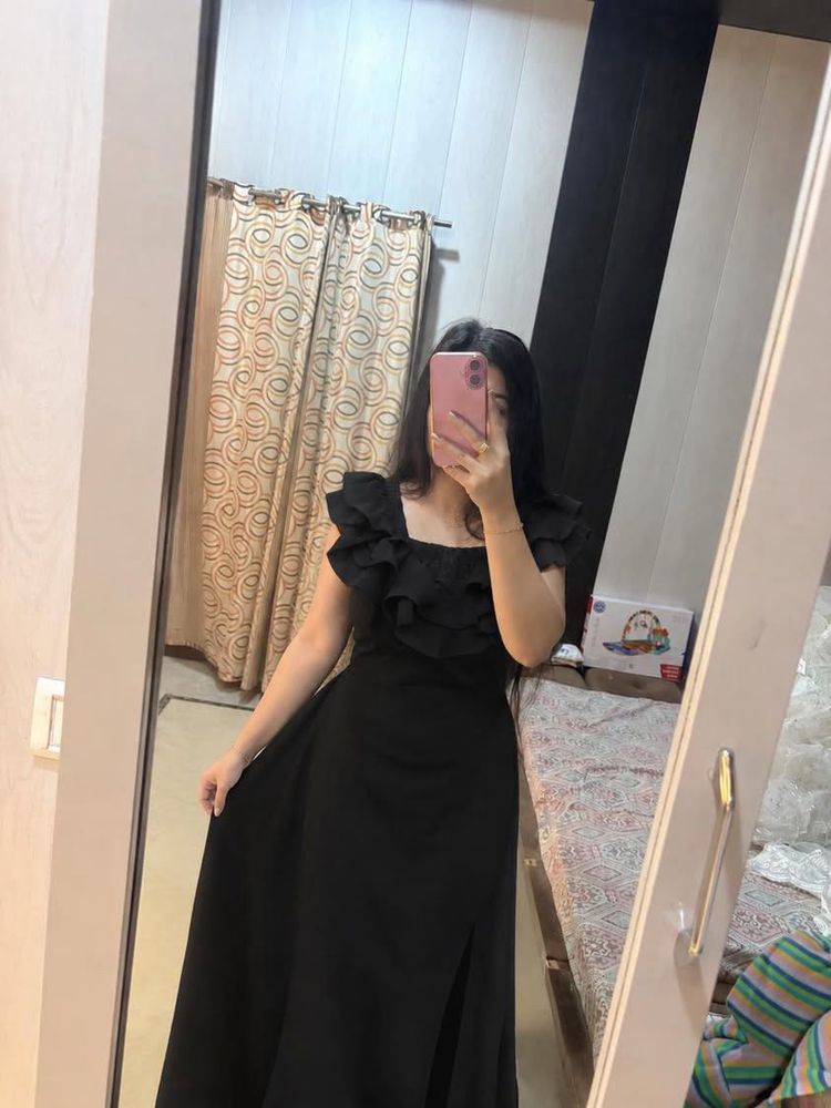 Elegant Black Off-Shoulder Ruffle Dress🦋🎀