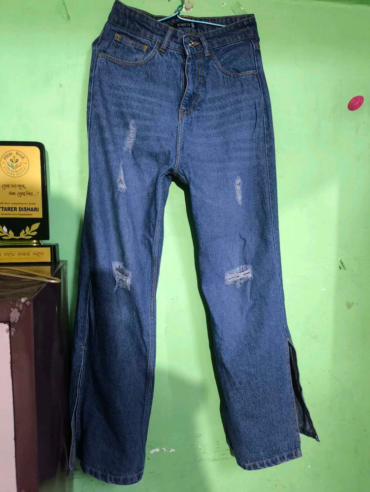 Distressed Wide Leg Jeans