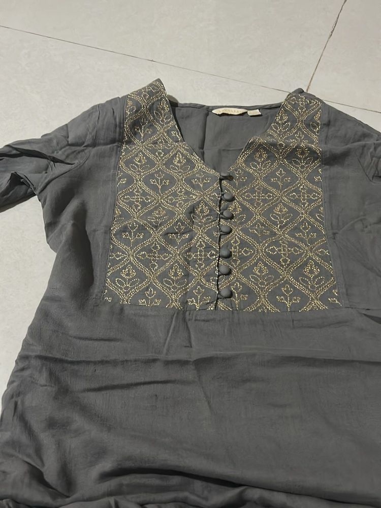 Elegant Grey Kurta with Intricate Gold Embroidery