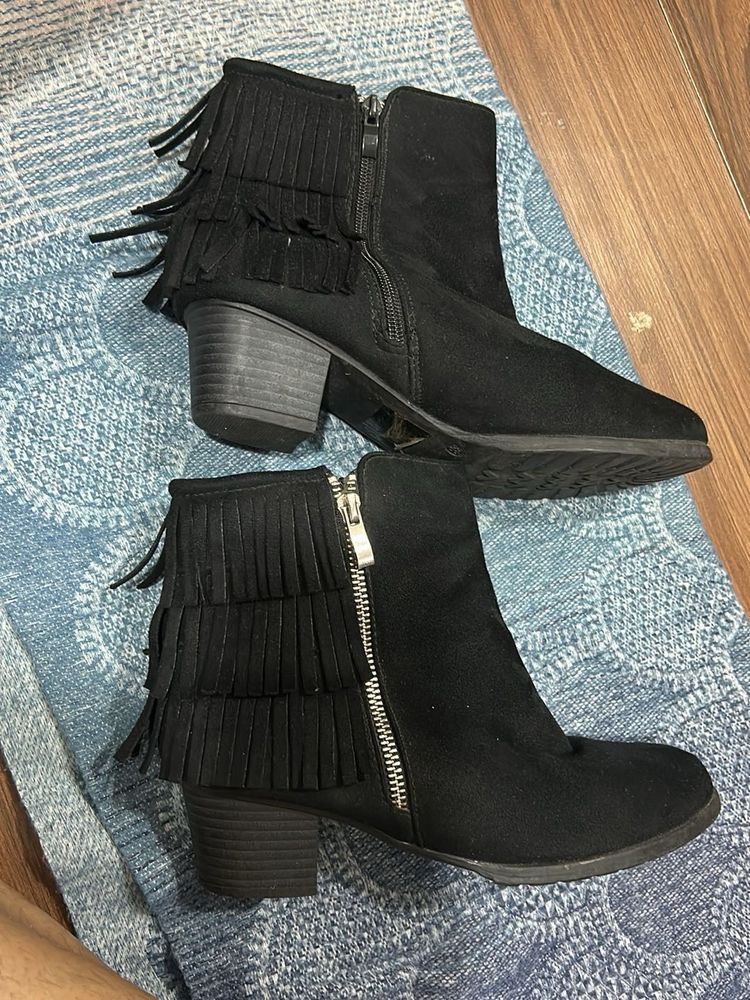 Stylish Black Ankle Boots with Fringe Detail (38)
