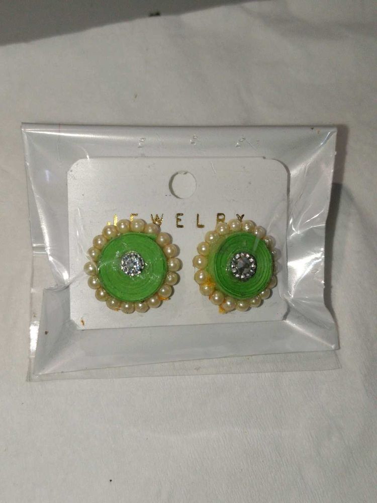 Green Round Stud Earrings with Pearls