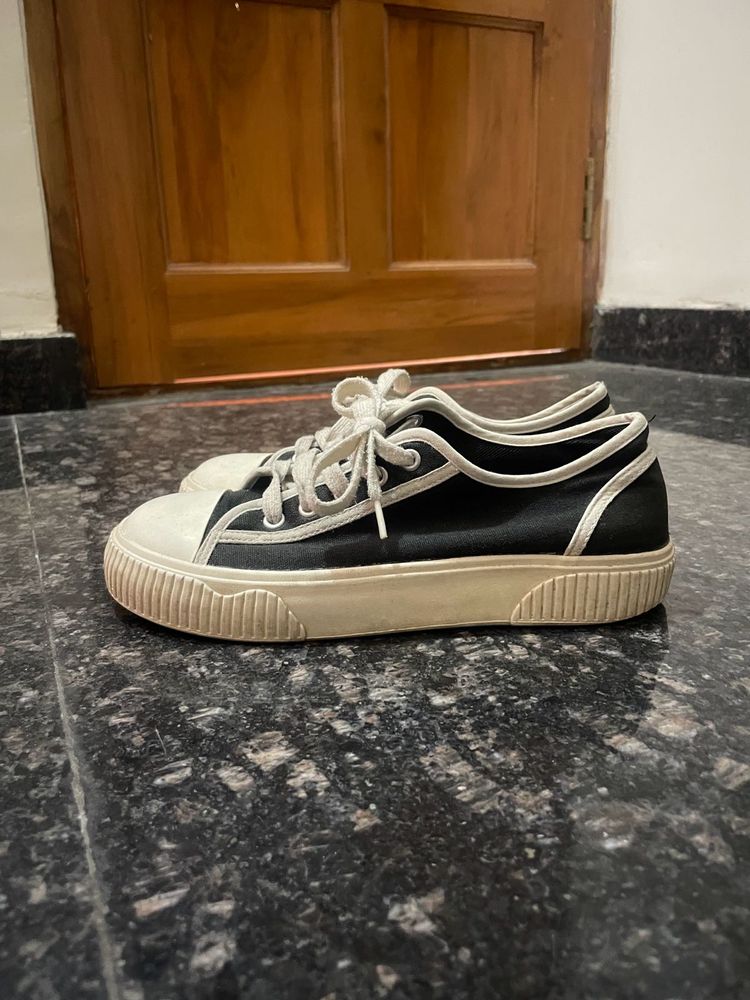 Vintage Black and white sneakers