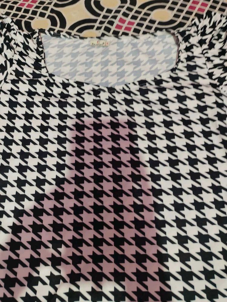 Chic Houndstooth Print Top
