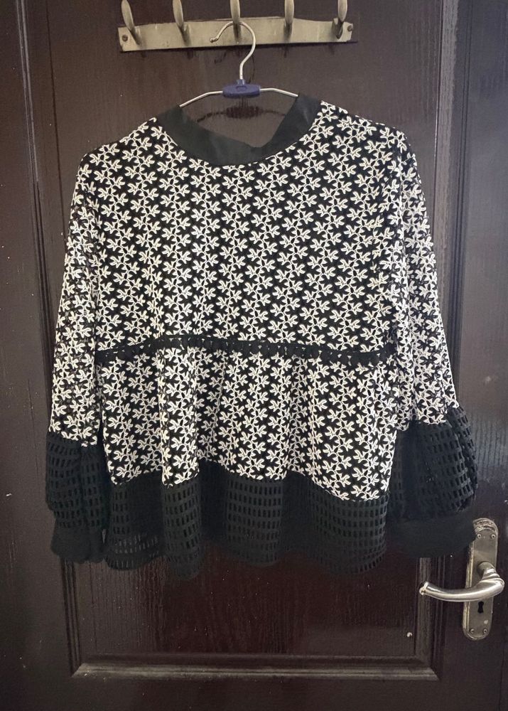 Chic Black &amp; White Floral Print Top