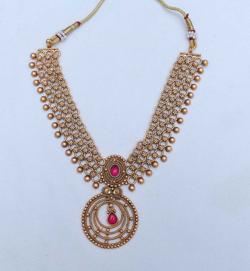 Elegant Gold Tone Necklace with Pink Stone