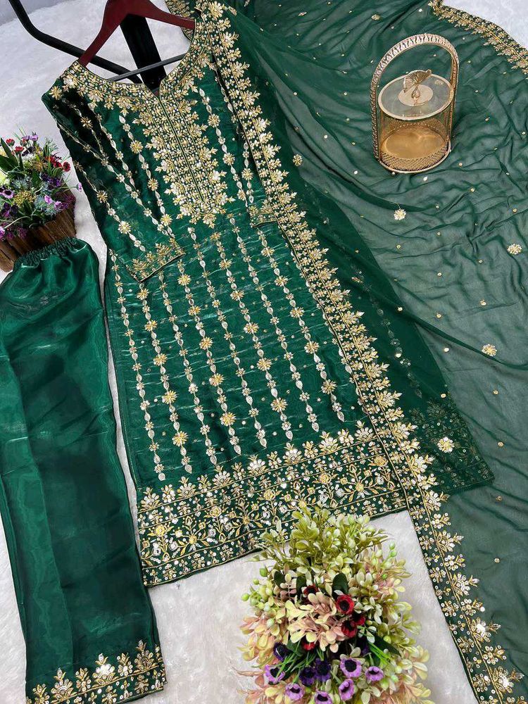 Elegant Emerald Green Embroidered Kurta Set