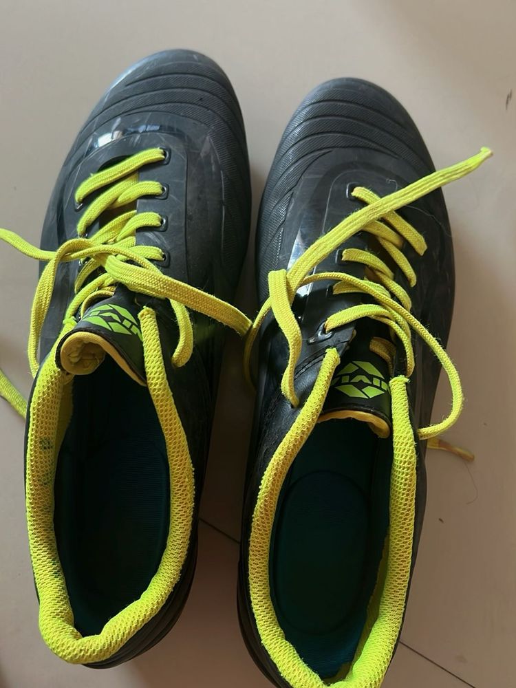 STUDS SHOEES