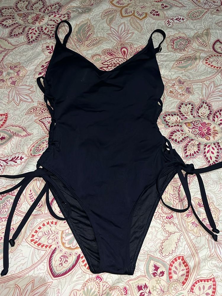 Pretty Bodysuit With Side Design