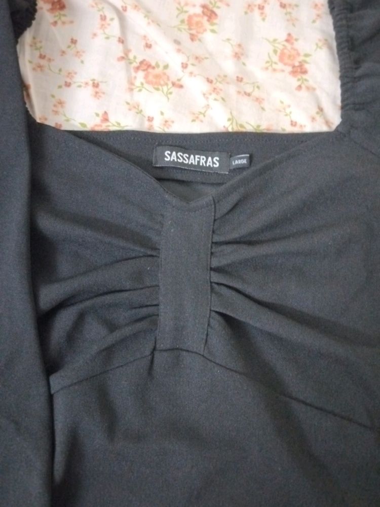Size Is Large And Black In Colour . It's A Pretty Dress