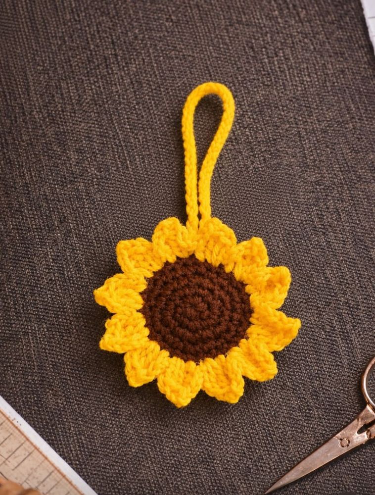Sunflower crochet charm/ keychain  🌻