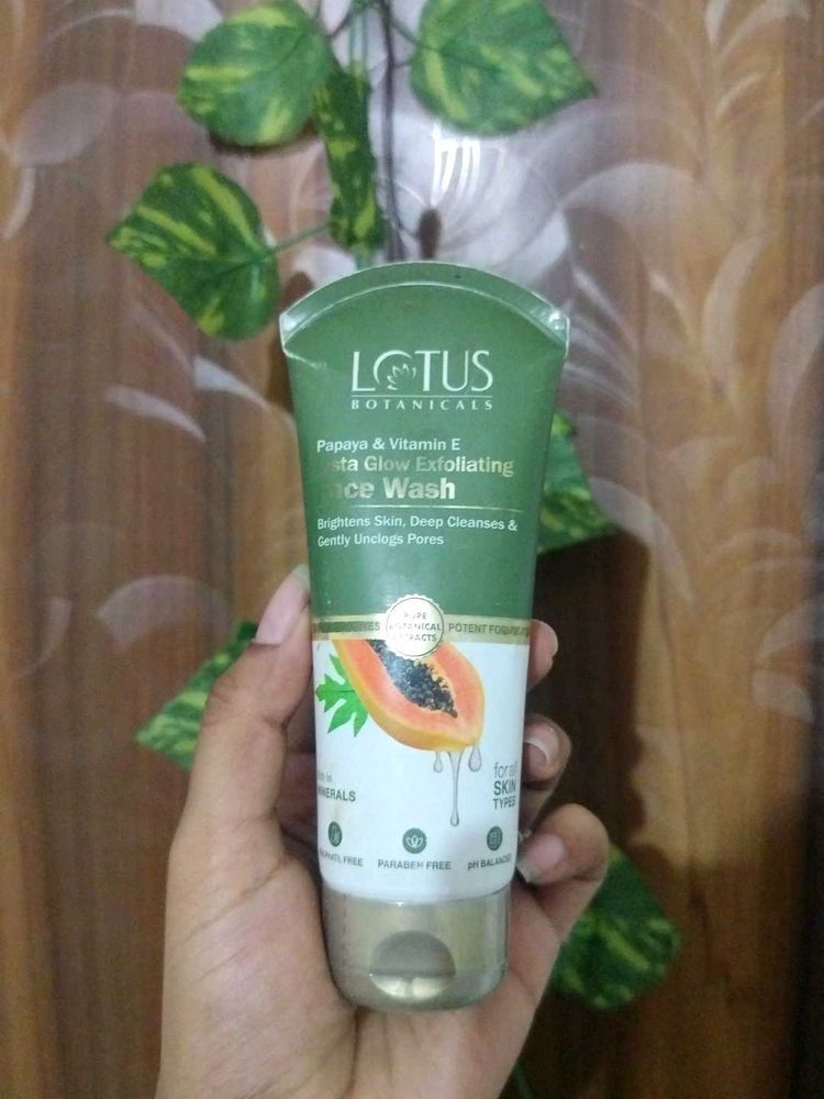 Lotus Botanicals Papaya Glow Face Wash