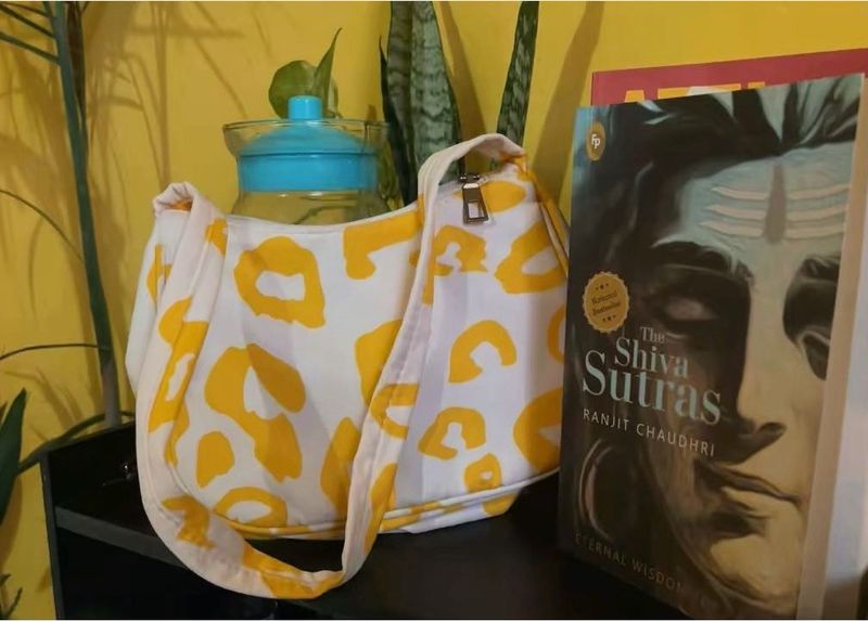 Chic White &amp; Yellow Leopard Print Hobo Bag