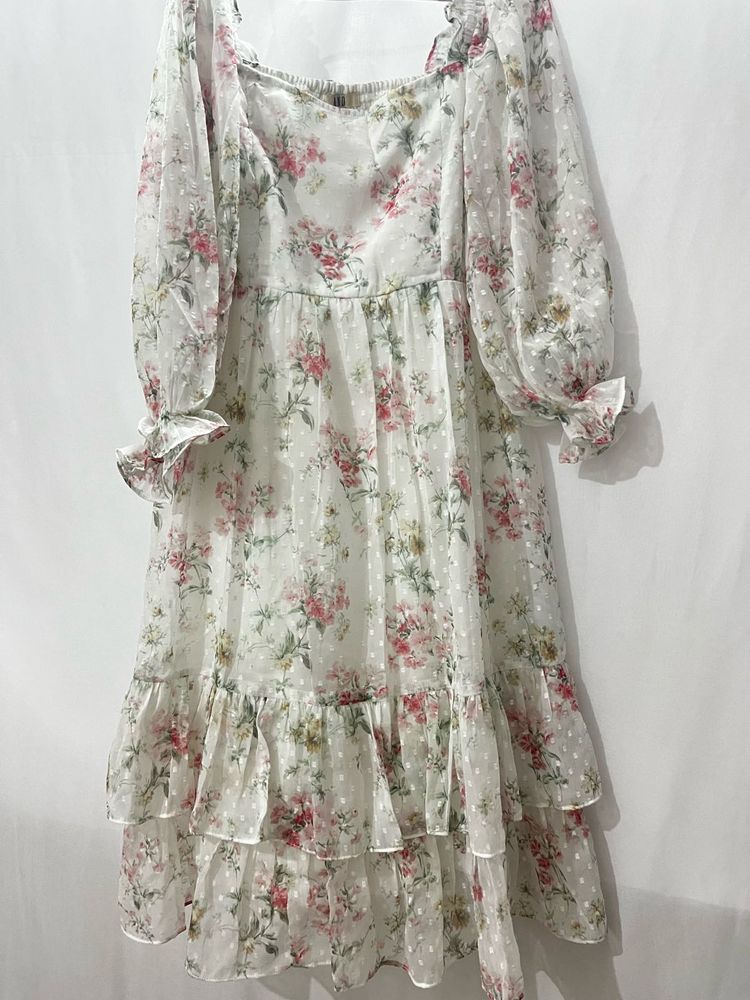 White Floral Tiered Puff-Sleeve Mini Dress 🌸