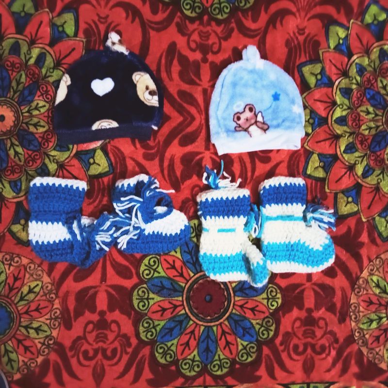 New Born Baby  Combo Caps And Wollen Socks No Used