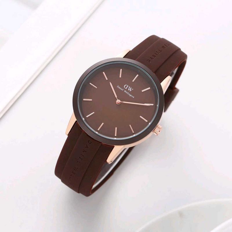 DW PREMIUM QUALITY LADIES WATCH AT SALE