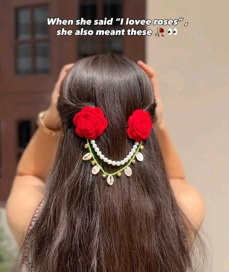 Cochet Rose &amp; Seashells Navratri inspired Gajra