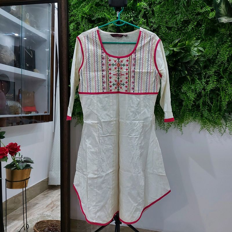 Embroidered kurti with round border