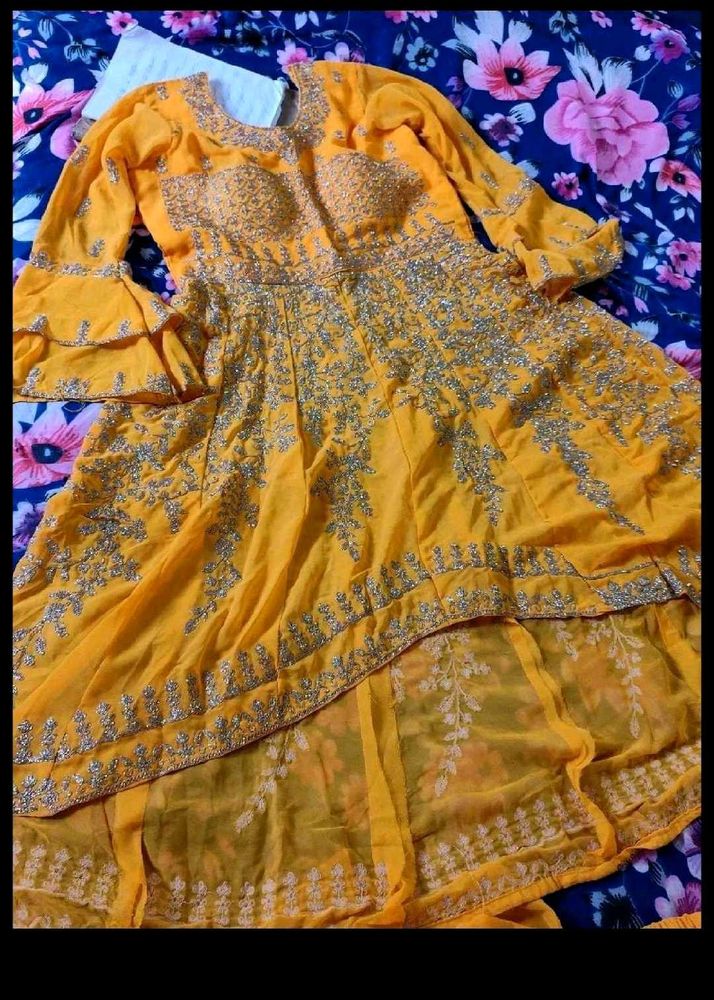 New yellow shuit(never used)