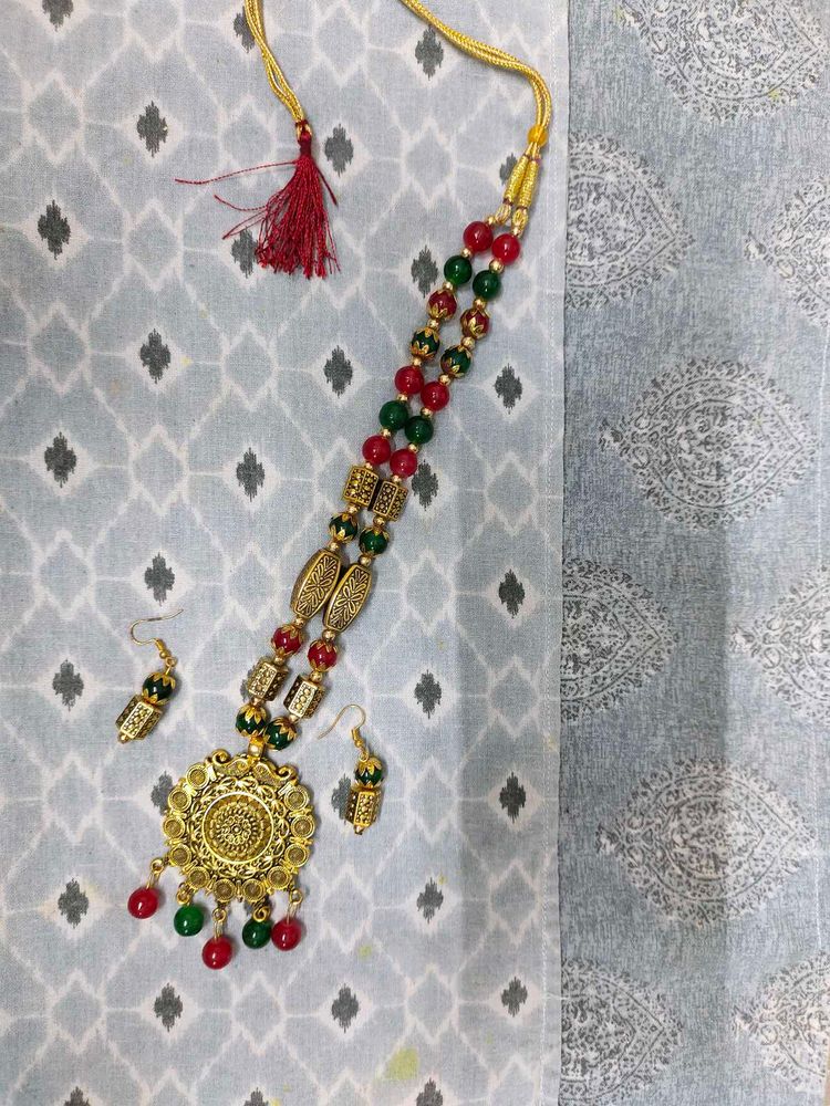 Elegant Red Green Beaded Necklace Set