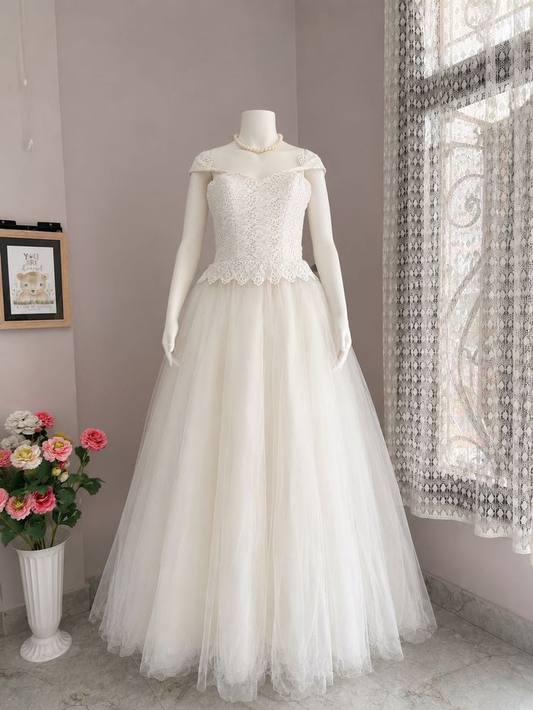 BEAUTIFUL WHITE GOWN