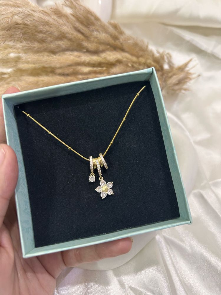Elegant Flower Pendant Necklace