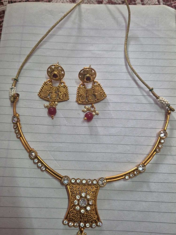 Exquisite Gold-Tone Necklace &amp; Earring Set