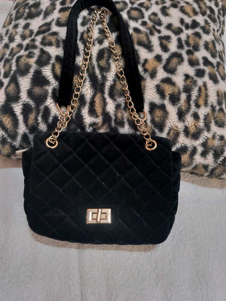 H&amp; M-Black Quilted Velvet Sling Bag