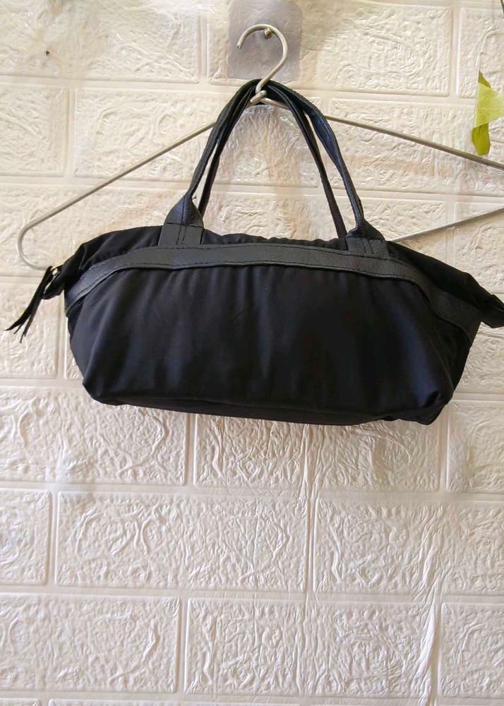 Cutest Black HandBag 👜