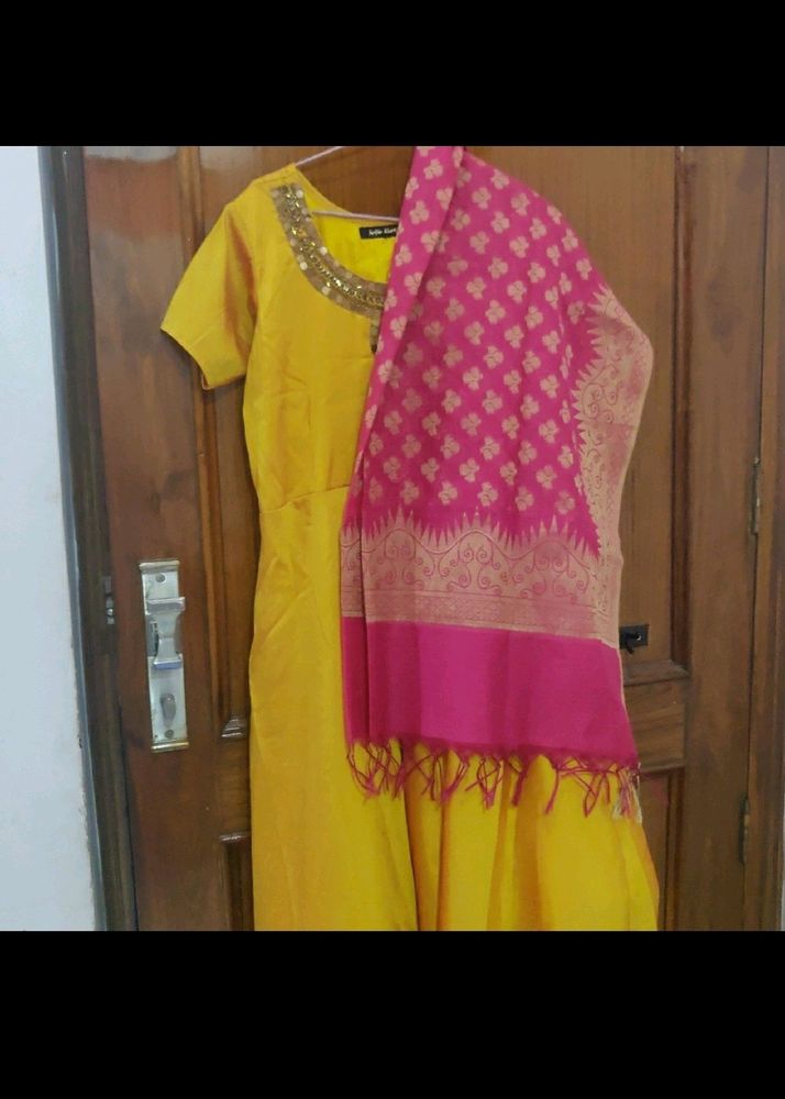 Gown With Banarsi Duppata Size 43