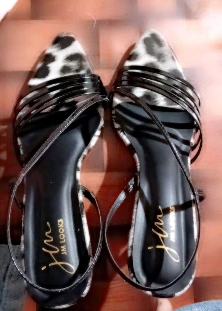 Chic Leopard Print Strappy Flats