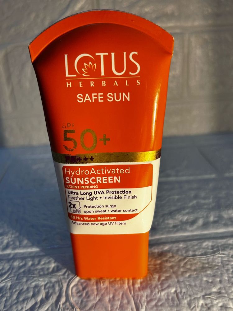 Lotus Herbals Safe Sun HydroActivated Sunscreen SP