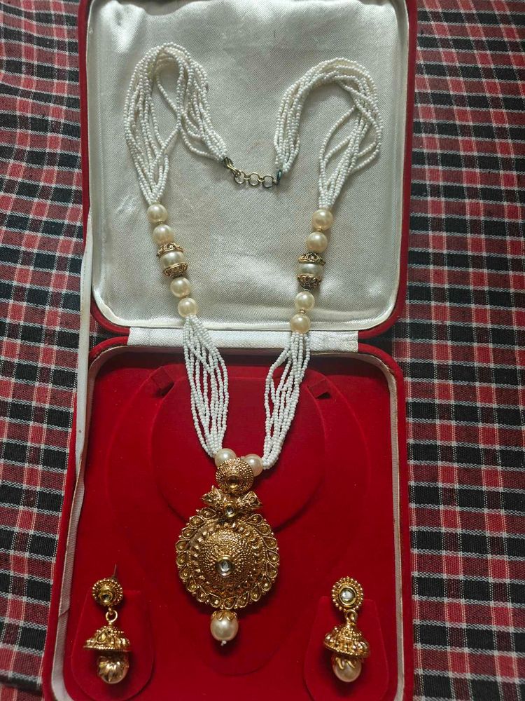 Exquisite Pearl &amp; Gold Necklace Set