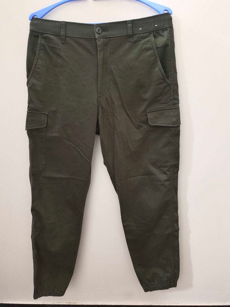 uniqlo Men's Olive Cargo Pants💢