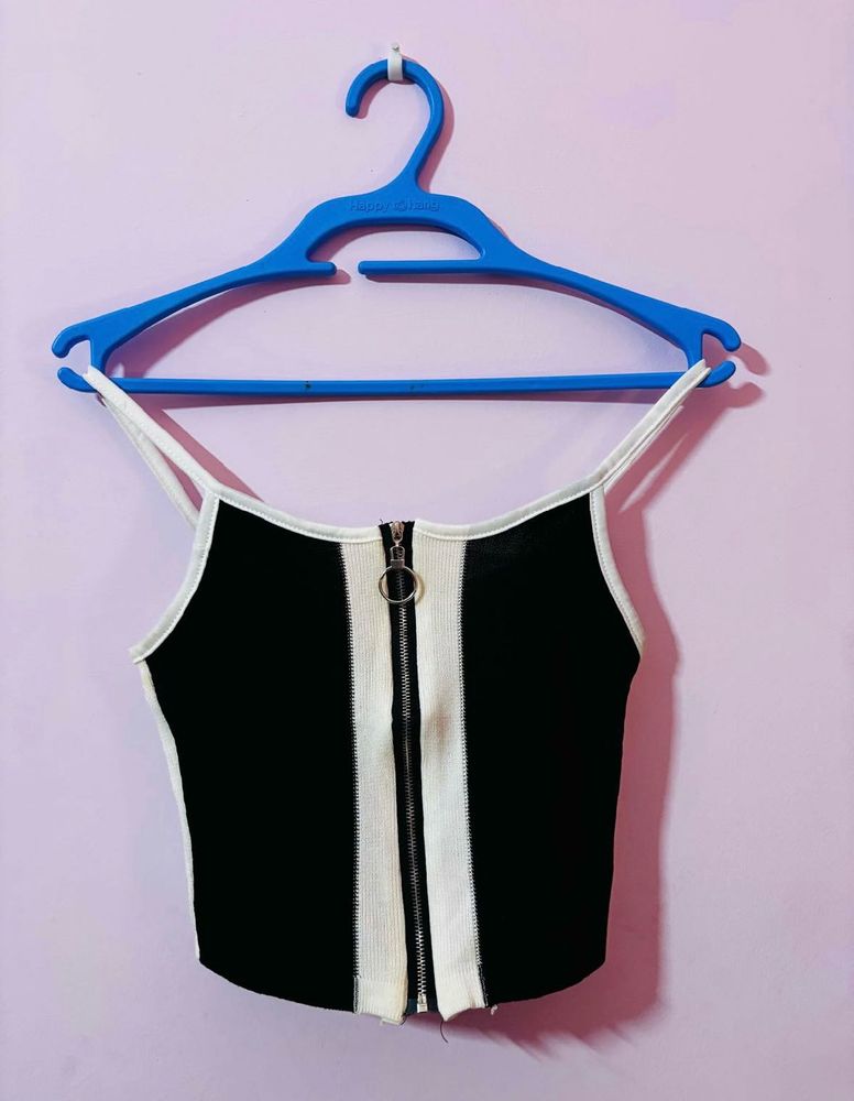 Chic Black &amp; White Zipper Crop Top