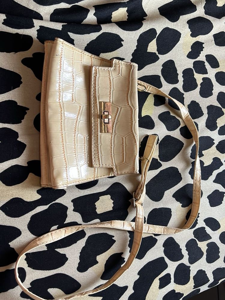 Chic Beige Croc-Embossed Crossbody Bag