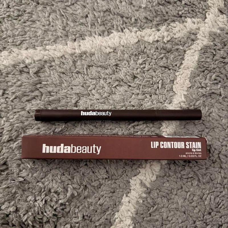 Huda Beauty Lip Contour Stain Shade-Rich brown