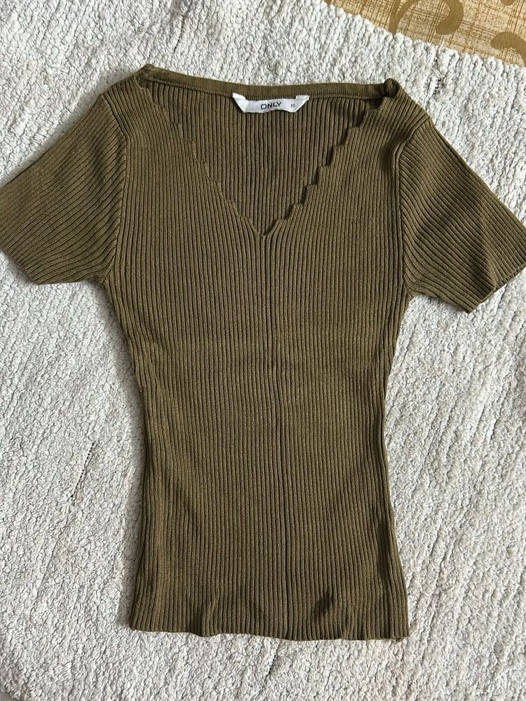 Chic Ribbed V-Neck Top