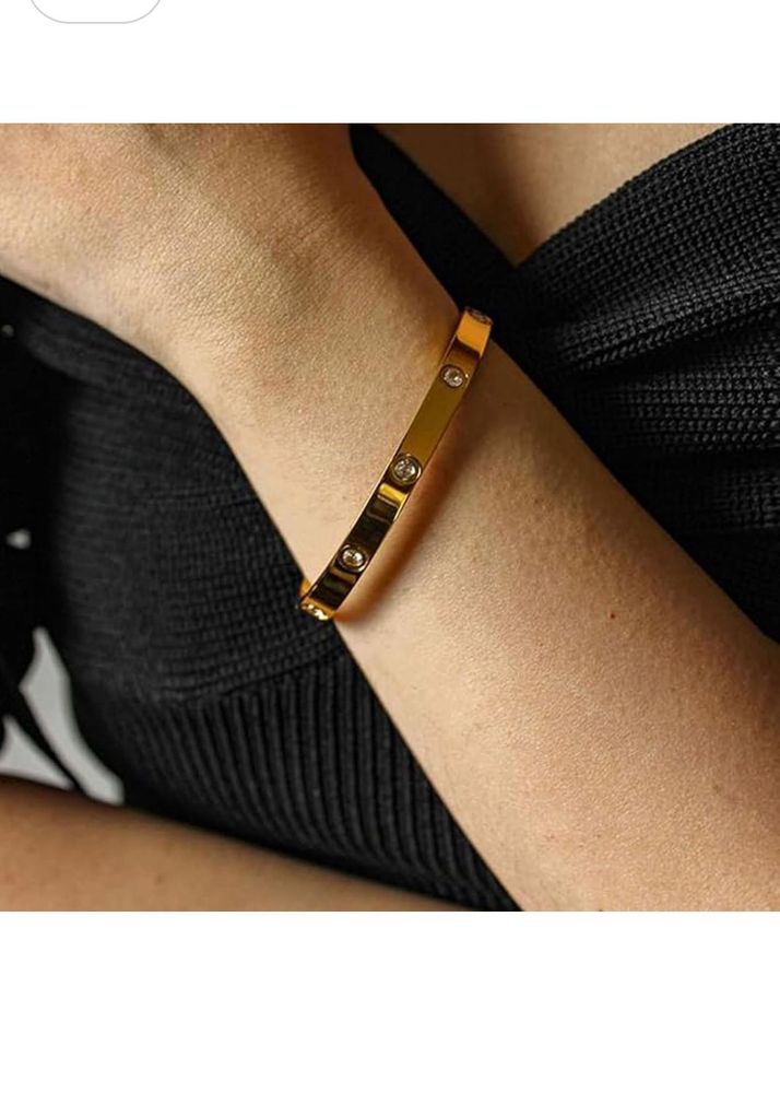 gold bracelet