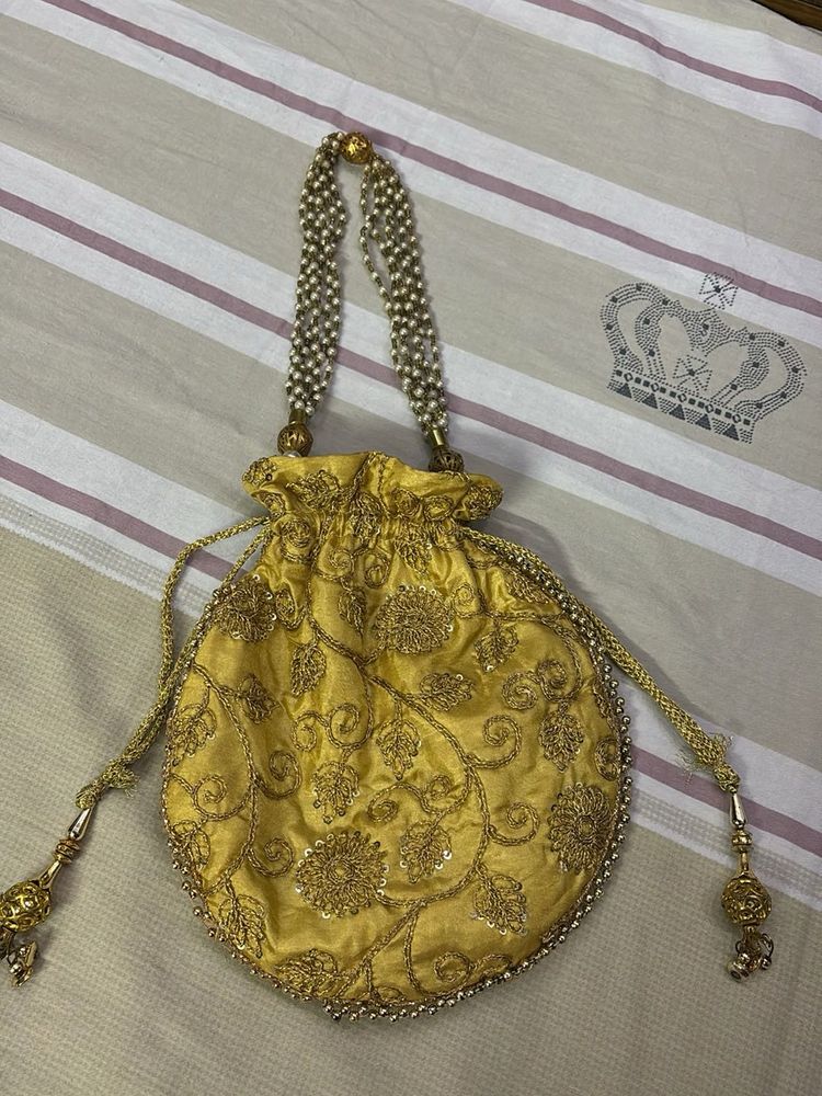 EMBROIDERRY GOLD POUCH