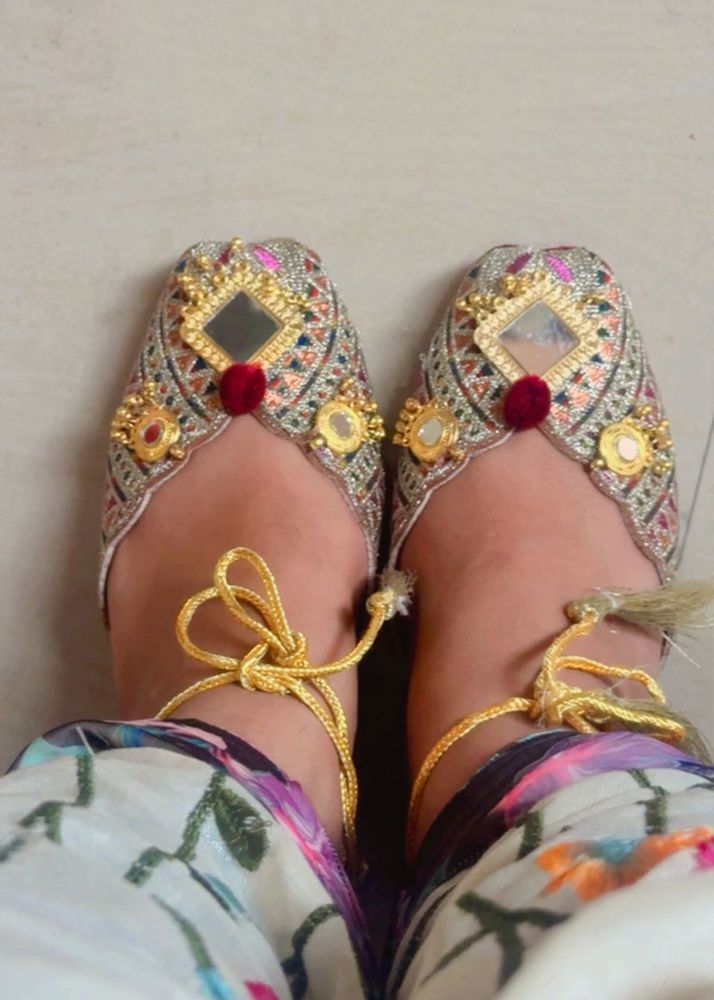 Embellished Juttis/Mojaris