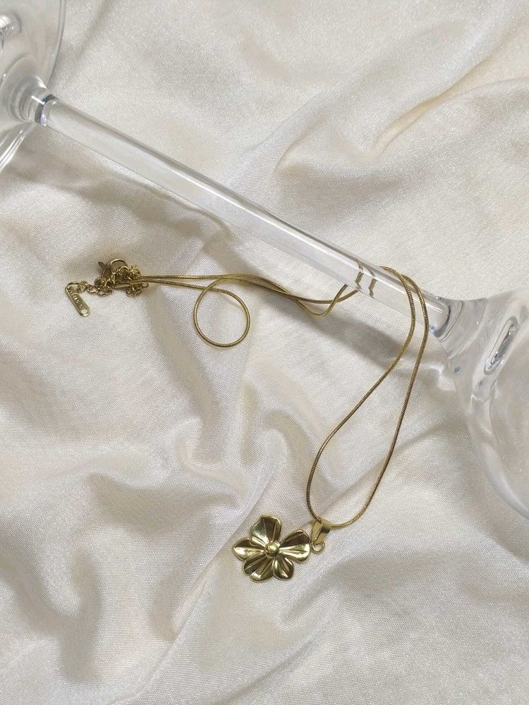 Gold Flower Pendant Necklace