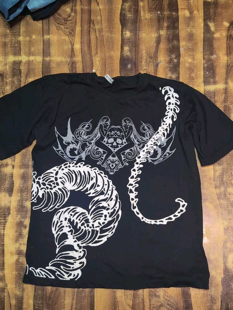 Cool Black T-Shirt with Skull Graphic