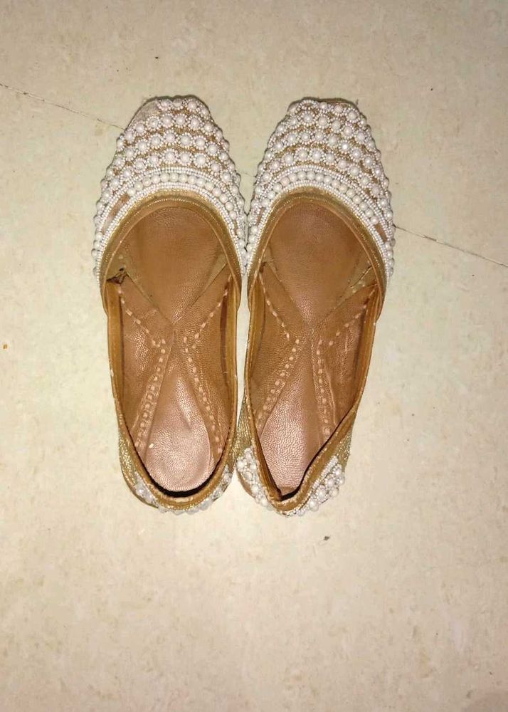 Embellished Juttis/Mojaris