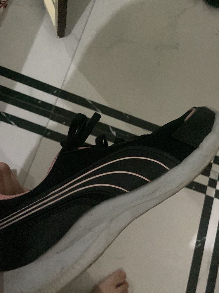 Comfortable Black &amp; Pink Sneakers