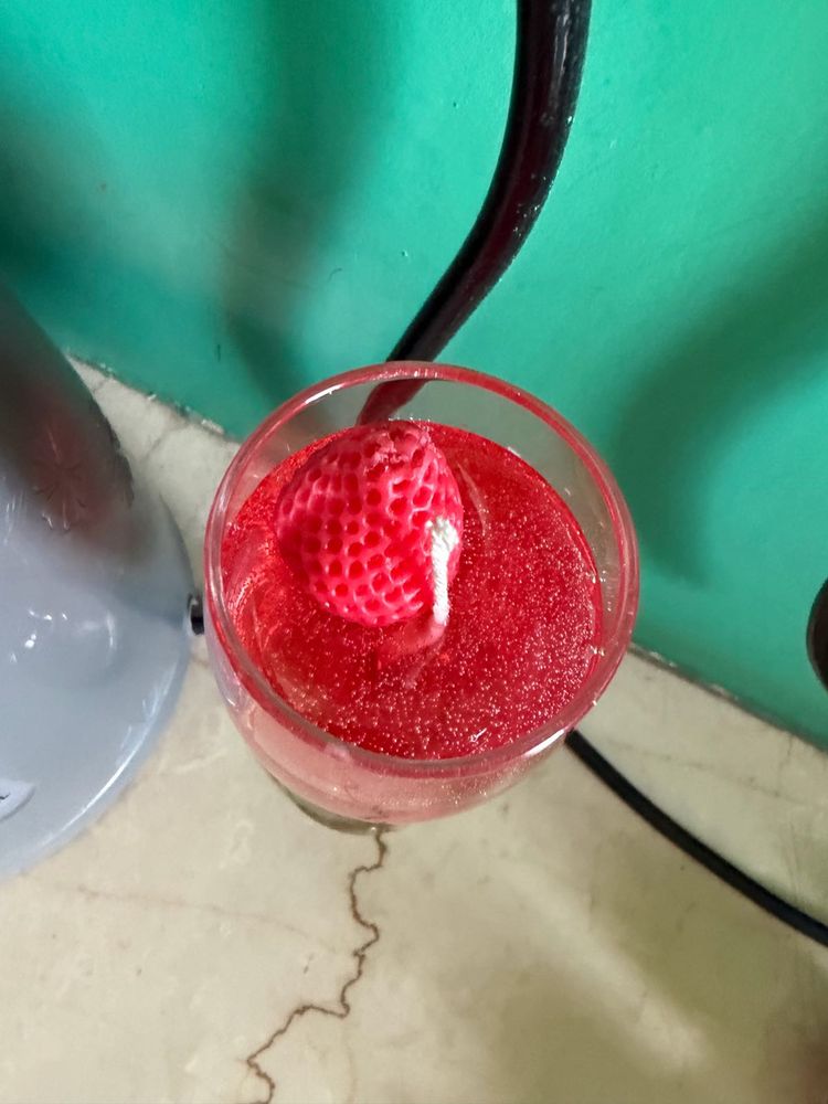Strawberry Scented Candle with Fizz