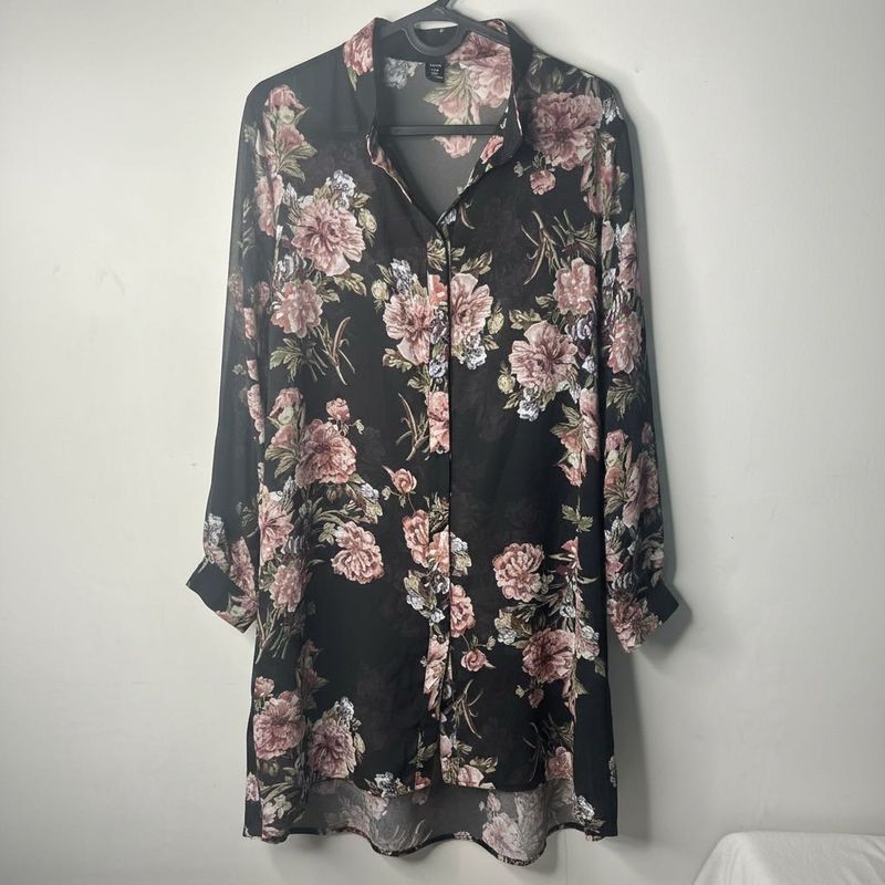 Chic Black Floral Print Button-Up