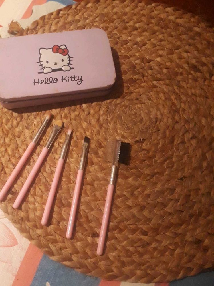 Hello Kitty Brush Set
