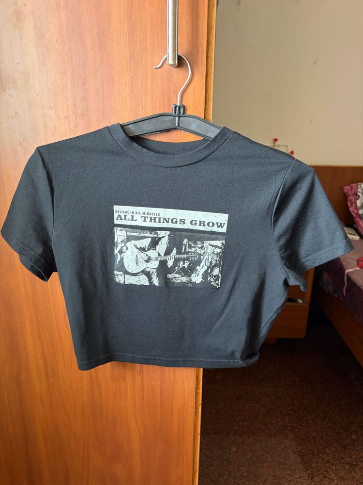 Black Graphic Crop T-Shirt size medium